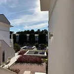 아파트 Recently Built Flat With Pool And Balcony 비비오네