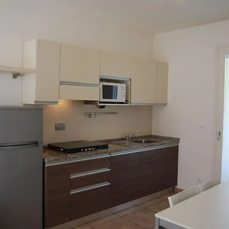 Recently Built Flat With Pool And Balcony アパート *