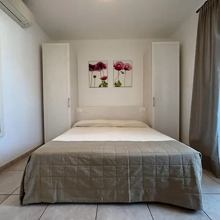 Recently Built Flat With Pool And Balcony 아파트