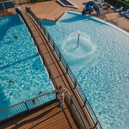 Recently Built Flat With Pool And Balcony アパート ビビオーネ