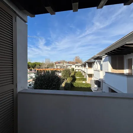 Recently Built Flat With Pool And Balcony ビビオーネ